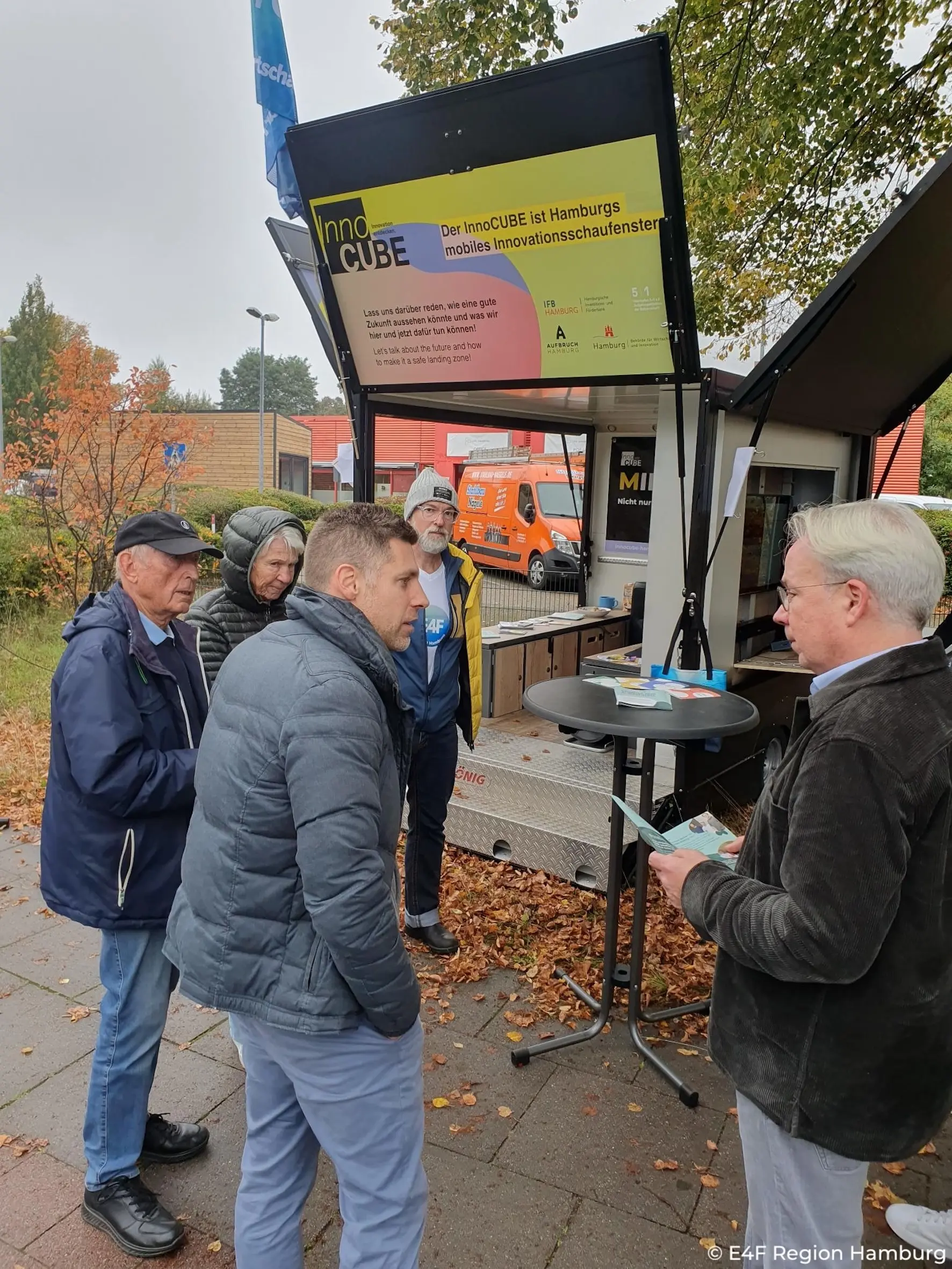 Stand mit Besuchern