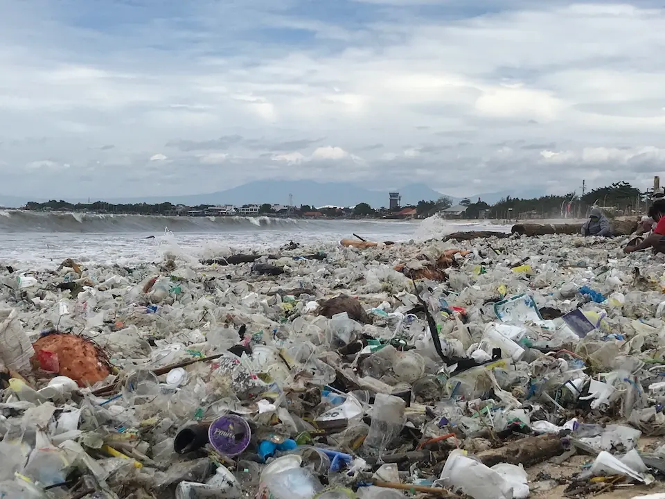 Strand mit Plastik Bali